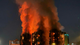 Al menos 13 muertos en un enorme incendio que arrasa un complejo residencial de Hong Kong