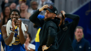 Warriors star Curry out at least 10 more days with sore knee