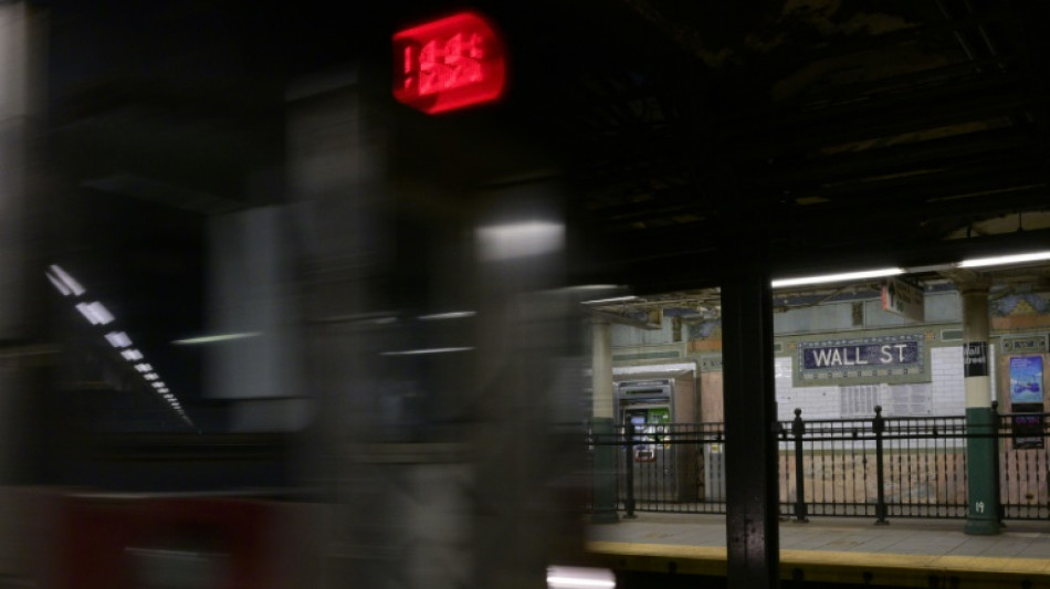 Tensions g&eacute;opolitiques et perspectives sur les taux font reculer Wall Street