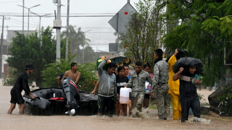 Hurac&aacute;n John causa al menos cinco muertes y anega la ciudad mexicana de Acapulco