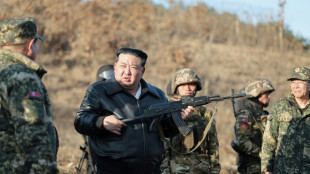 L&iacute;der norcoreano manipula arma al inspeccionar base de entrenamiento
