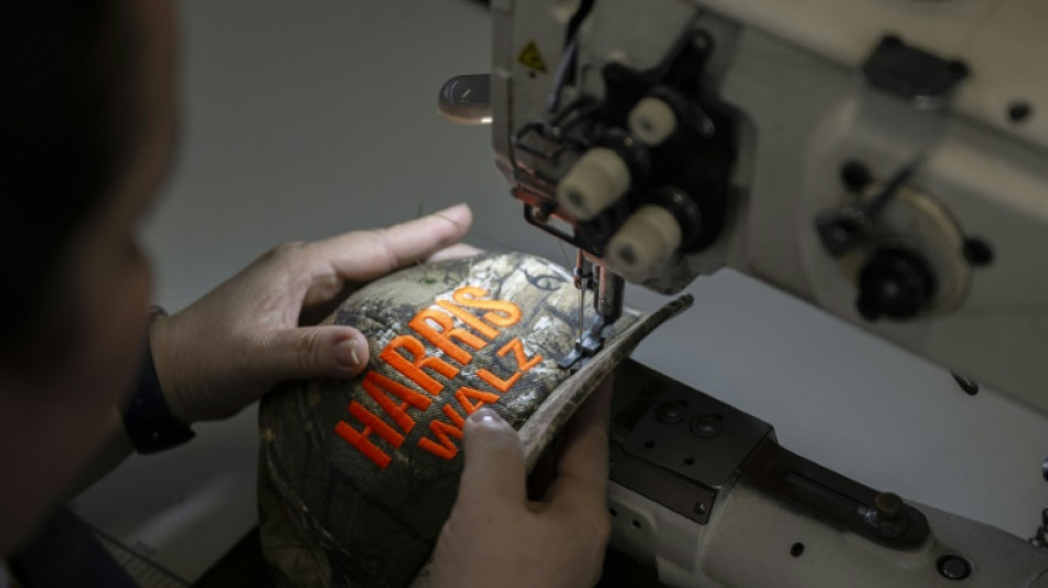 Un fabricant de casquettes pr&egrave;s de New York port&eacute; par l'&eacute;lan "Harris-Walz"