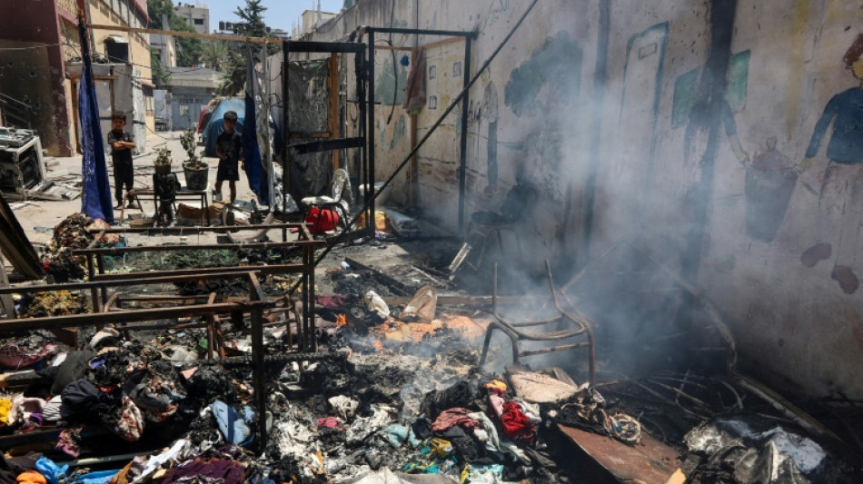 Des Gazaouis sous le choc apr&egrave;s une frappe isra&eacute;lienne sur une &eacute;cole transform&eacute;e en refuge