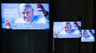 El papa Francisco, hospitalizado, "pas&oacute; una noche tranquila y se levant&oacute;"