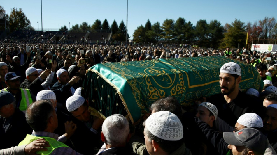 Milhares v&atilde;o a funeral nos EUA de pregador inimigo do presidente turco