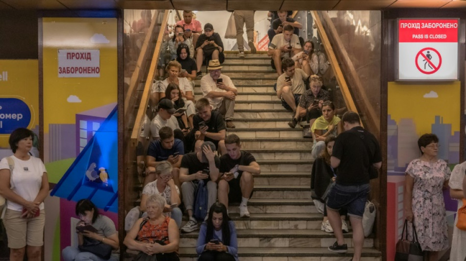 Dans Kiev sous les bombes, des Ukrainiens se r&eacute;fugient dans le m&eacute;tro