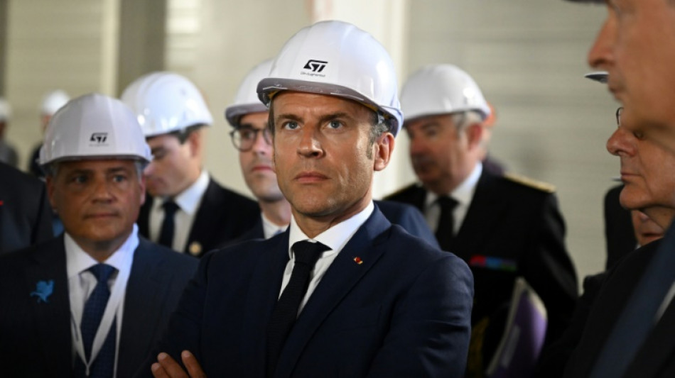 Macron pr&eacute;sente sa strat&eacute;gie pour la fili&egrave;re &eacute;lectronique