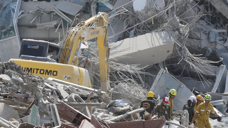 A Bangkok crolla un grattacielo, un morto e decine di dispersi