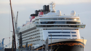 Padre si tuffa da nave da crociera Disney per salvare la figlia