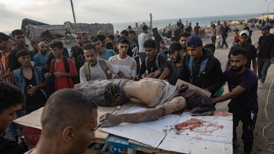 Soccorritori Gaza, altri 25 uccisi in attesa di aiuti